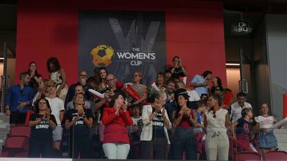 Jenni Hermoso, segunda por la derecha, es ovacionada en el palco para ver la final de la Women's Cup en Alcalá de Henares el sábado. 