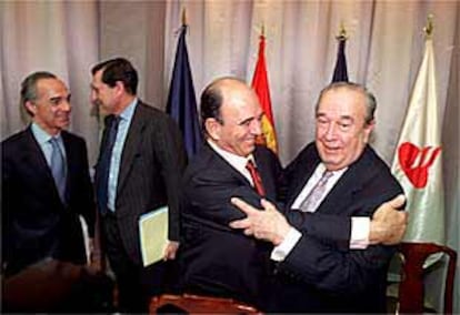 En primer plano, Emilio Botín y José María Amusátegui. Detrás, Ángel Corcóstegui con Matías R. Inciarte, el día de la fusión.