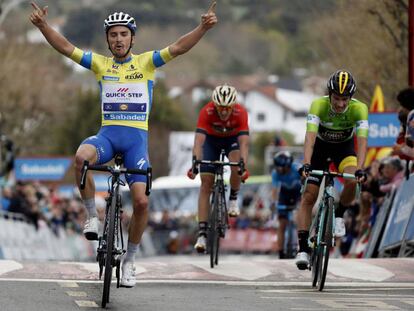El corredor francés Julian Alaphilippe (izquierda) gana la segunda etapa de la Vuelta Ciclista al País Vasco.
