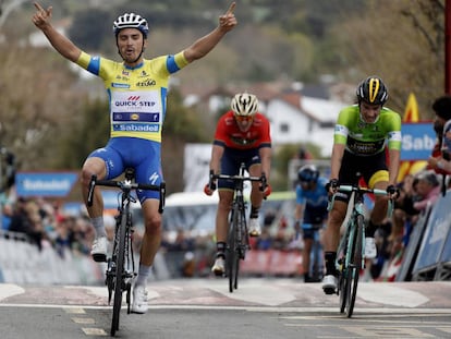 El corredor francés Julian Alaphilippe  (izquierda) gana la segunda etapa de la Vuelta Ciclista al País Vasco. 