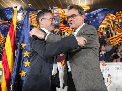 Artur Mas saluda a Ramon Tremosa, en el mitin de arranque de campaña de CiU.