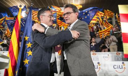 Artur Mas saluda a Ramon Tremosa, en el mitin de arranque de campaña de CiU.