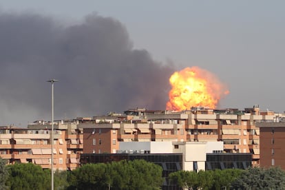 Momento de la explosión de una gasolinera en Roma, este viernes.