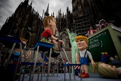 El presidente estadounidense, Donald Trump, y el presidente ruso, Vladimir Putin, representados en el desfile anual Rose Monday en Colonia.