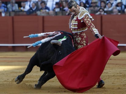 Manzanares , al natural, con su primer toro de la tarde.