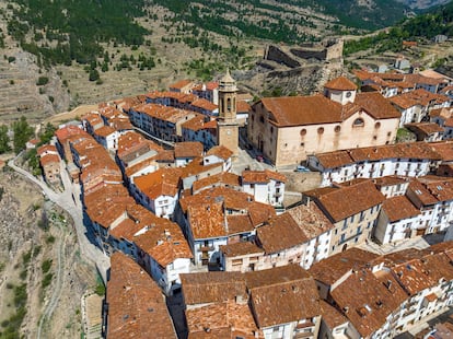 Linares de Mora (Teruel). Ubicado en el Sistema Ibérico a 1.311 metros de altitud, este es un destino ideal para los amantes de la naturaleza y la historia, y para quienes buscan una escapada rural. La asociación destaca entre los atractivos de esta villa las calles empedradas, el puente medieval y la iglesia de San Juan Bautista. De origen árabe, su aspecto actual hace referencia a la época medieval, tanto por los restos de muralla, portales, castillo y sobre todo su trazado urbano. “Muchas de las viviendas están encaladas, por lo que el paisaje urbano es bien distinto del resto de municipios con encanto de la provincia. El conjunto urbano fue declarado bien de interés cultural en 2004. Somos Pueblo Mágico de España, formamos parte del itinerario del Camino del Cid y contamos con la certificación de Reserva y Destino Starlight [lo que garantiza cielos limpios para la observación de estrellas]”, destaca la propia localidad en su página web entre los motivos para hacerles una visita.
