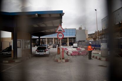 Obras en la frontera, todavía cerrada, entre Ceuta y Marruecos.