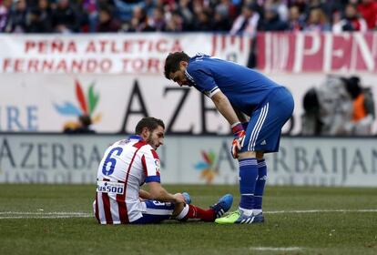 Koke, en el suelo junto a Casillas.