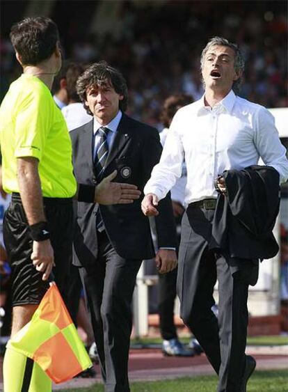 Jose Mourinho se enfrenta al árbitro tras ser expulsado en el partido ante el Cagliari.