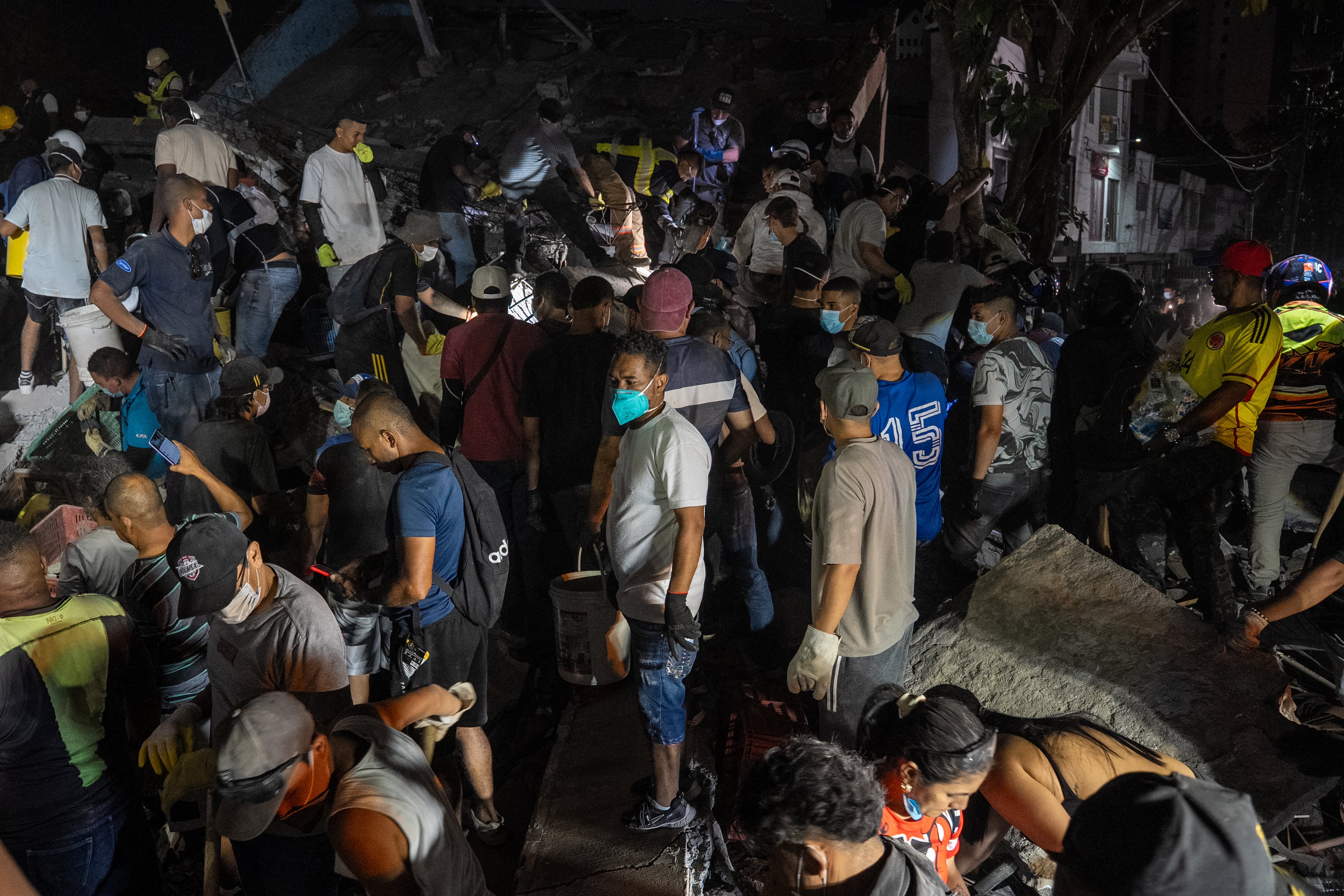 Voluntarios y rescatistas buscan entre los escombros en Cali (Colombia), el 10 de agosto.