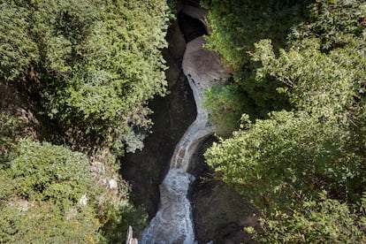 Aguas residuales que bajan del barrio El Batán, desembocan en el río Machángara.