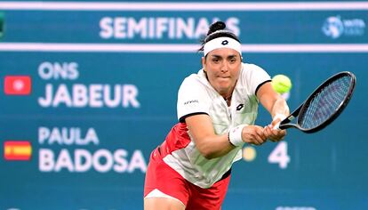 Ons Jabeur devuelve la pelota durante la semifinal de Indian Wells contra Paula Badosa.