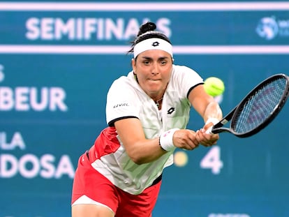 Ons Jabeur devuelve la pelota durante la semifinal de Indian Wells contra Paula Badosa.