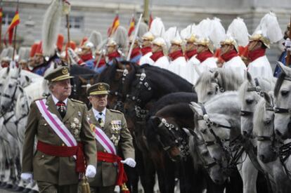 El rey Don Juan Carlos pasa revisión a la guardia durante la celebración de la Pascua Militar en Madrid.