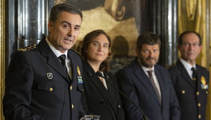 Pedro Velázquez junto a Ada Colau, Albert Batlle y Evelio Vázquez en diciembre de 2019.