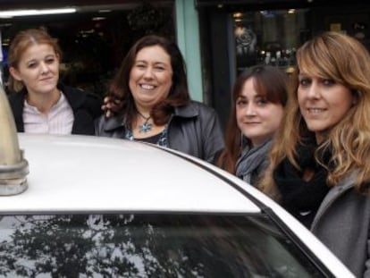 Parte del grupo de mujeres taxistas que reclam&oacute; cambios en la ordenanza.