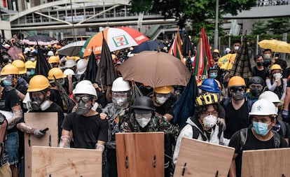 Manifestantes se preparan para repeler la actuación policial cerca del Parlamento de Hong Kong el pasado 1 de julio.