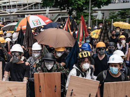 Manifestantes se preparan para repeler la actuación policial cerca del Parlamento de Hong Kong el pasado 1 de julio.