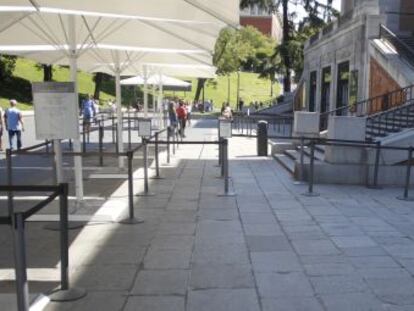 Una pareja de turistas miran un mapa a las puertas del Museo del Prado.