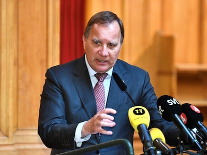 El socialdemócrata Stefan Lofven ofrece una rueda de prensa después de participar en una sesión en el Parlamento sueco en Estocolmo, el pasado 29 de junio.