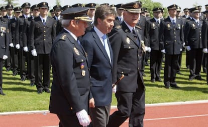 Ignacio Cosidó pasa revista a una formación de policías en junio del pasado año.