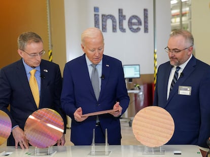 El presidente de Estados Unidos, Joe Biden (en el centro), observa una oblea de semiconductores en el Campus Intel Ocotillo, en Chandler, Arizona, en marzo junto al consejero delegado de Intel, Pat Gelsinger (a la izquierda) y Hugh Green, vicepresidente.