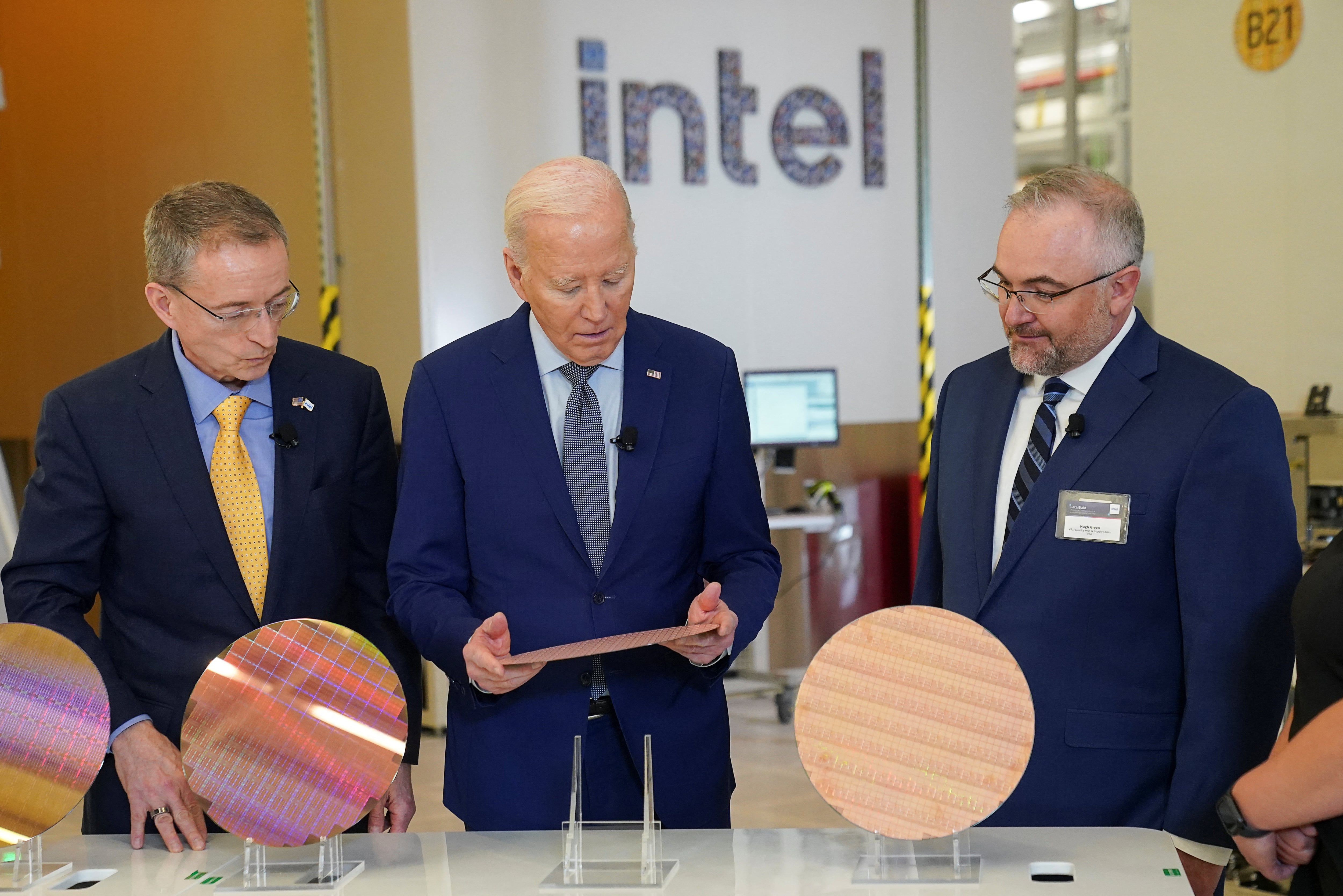 Joe Biden (en el centro), durante su visita al Campus Intel Ocotillo, en Chandler, Arizona.