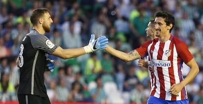El defensa montenegrino del Atlético de Madrid Stefan Savic (d) celebra con su compañero, el portero esloveno Jan Oblak (i), el gol del equipo rojiblanco.