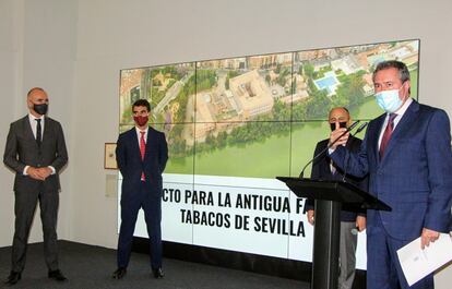 Desde la derecha, el alcalde de Sevilla, Juan Espadas; el presidente de KKH, Josep María Farré; el presidente de Altadis, Jon Fernández de Barrena, y el delegado de Hábitat Urbano, Turismo y Cultura, Antonio Muñoz, este martes en Sevilla en la presentación del proyecto para la antigua Fábrica de Tabacos de Los Remedios.