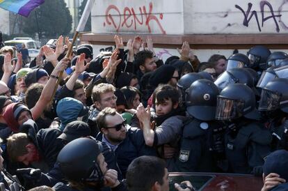 Más de 350 personas fueron detenidas por agentes del orden durante los disturbios en la ciudad de Frankfurt en Alemania.