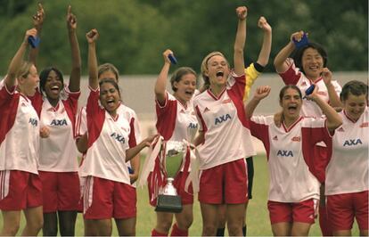 Keira Knightley (a la derecha del trofeo) interpretaba a una futbolista en la película 'Quiero ser como Beckham' (2002).