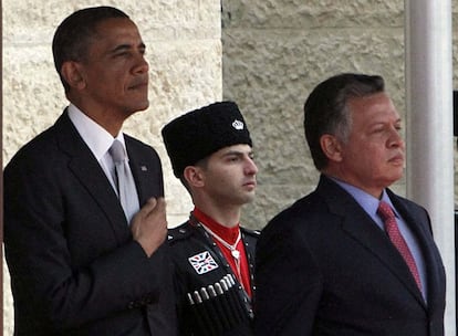 El rey Abdal&aacute; II de Jordania y el presidente estadounidense Barack Obama pasan revista a la Guardia de Honor en el palacio de Amm&aacute;n.