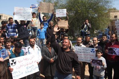Ciudadanos sirios sostienen pancartas y fotografías durante una protesta condenando los ataques químicos que mataron a 86 personas en Khan Sheikhun (Siria).