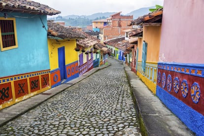 A pesar de su pequeño tamaño (8.000 habitantes), Guatapé tiene mucho que ofrecer. Su centro histórico está formado por calles empedradas y casas bajas pintadas de colores. La particularidad de estas viviendas son sus zócalos que muestran todo tipo de figuras, desde profesiones (campesinos, camareros) a intereses de sus moradores (animales, plantas, restaurantes). Merece la pena pasear por sus aceras deteniéndose en cada zócalo. Además, el pueblo se encuentra al lado del Peñón de Guatapé, un peñasco de escarpada subida (650 escaleras) desde donde se contempla un majestuoso lago adornado con islotes verdes.