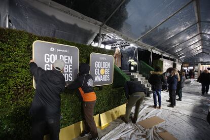 Trabajos de instalación de la alfombra roja para la 80ª entrega de los Globos de Oro en The Beverly Hilton, en California, este lunes.