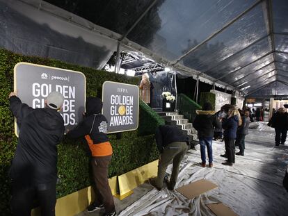 Trabajos de instalación de la alfombra roja para la 80ª entrega de los Globos de Oro en The Beverly Hilton, en California, este lunes.