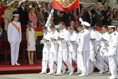 Los Príncipes de Asturias presiden en Marín la primera jura de bandera laica
