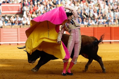 Sebastián Castella ejecuta una caleserina en un quite a su primer toro.