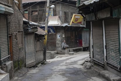 Un anciano, sentado junto a un mercado cerrado durante una huelga en Srinagar, el 17 de febrero de 2019.