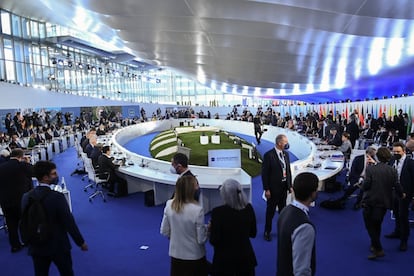 Líderes mundiales abren la cumbre del G20 en el centro de convenciones de La Nuvola, en Roma.