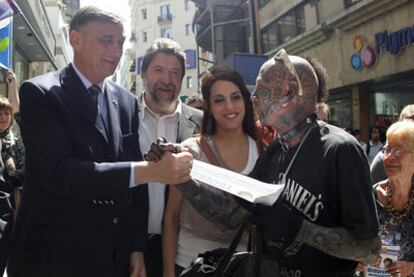 El candidato socialista Hermes Binner saluda a un simpatizante en Buenos Aires el pasado 11 de octubre.