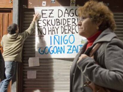 Un joven coloca un cartel en el lugar donde cayó herido Iñigo Cabacas. 