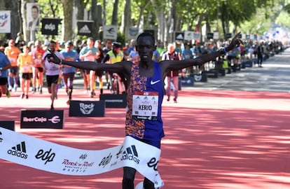 El atleta keniano Reuben Kerio entra en meta como ganador de la Maratón masculina en el Paseo de la Castellana de Madrid con 2h08:18.