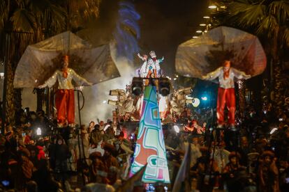 Ambiente durante la cabalgata de los Reyes Magos este viernes en Barcelona.