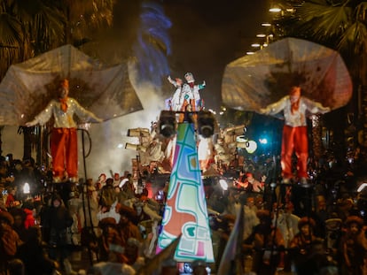 Ambiente durante la cabalgata de los Reyes Magos este viernes en Barcelona.