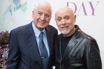 Garry Marshall – El director recordado por películas como Pretty Woman tenía una demanda muy especial en cada uno de sus convenios como realizador: que siempre hubiera un papel reservado para su gran amigo, el actor Héctor Elizondo (a la derecha de la imagen). El intérprete, que dio vida al gerente del hotel en el que se alojaba Vivian (Julia Roberts) en la mítica comedia romántica, apareció hasta en 18 trabajos de Marshall.