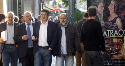 Ares, Pastor, López y Prieto se dirigen ayer hacia la reunión de la dirección del socialismo vasco.