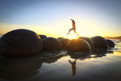 La playa de Koekohe en Moeraki, en la Isla Sur de Nueva Zelanda, es famosa por sus misteriosas piedras esféricas. Una leyenda maorí dice que son las calabazas que llevaban sus ancestros en el mítico viaje a la isla. Para los geólogos son concreciones de calcita formadas hace 65 millones de años en el lecho marino y sacadas a la luz por la erosión.