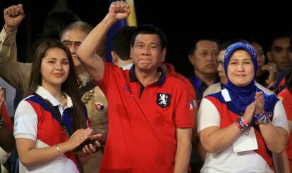Duterte, en el centro, con dos de sus familiares, el pasado día 7.