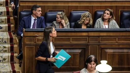 Míriam Nogueras pasaba ante la bancada del Ejecutivo en funciones, el viernes en el Congreso de los Diputados.